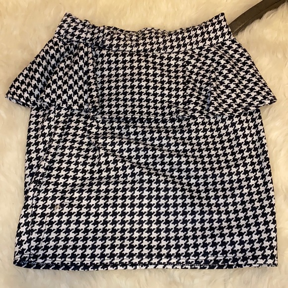 Large black & white mini ruffle skirt - Picture 1 of 6